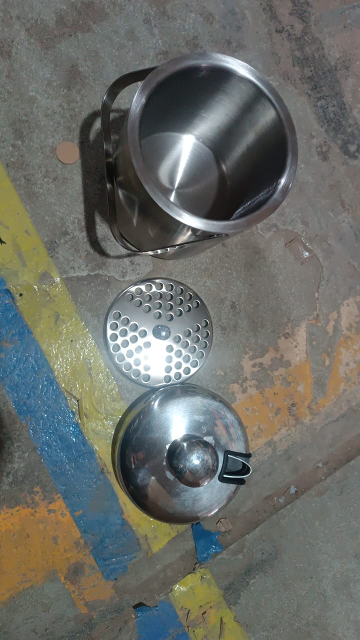 Stainless Steel Ice Buckets with Lid (1.3 Liters Approx) Stainless Steel Ice Buckets with Lid (1.3 Liters Approx)